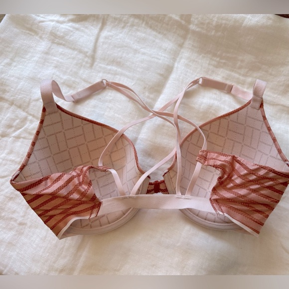 NWOT, Victoria’s Secret Bra, front close with criss cross back - Picture 2 of 5